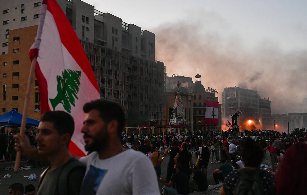 Демонстранти у Бејруту упали у још три министарства, војска ушла у центар града (видео)
