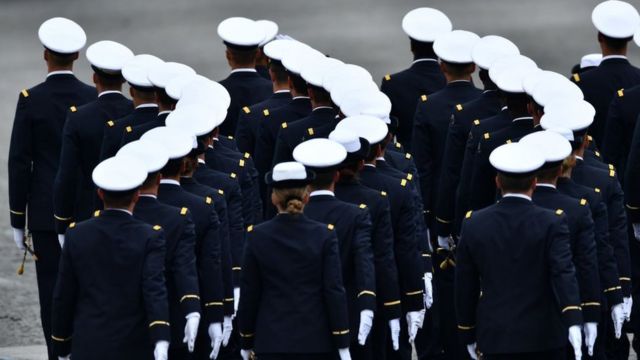 На страну француских пензионисаних генерала анонимно стале и стотине активних официра