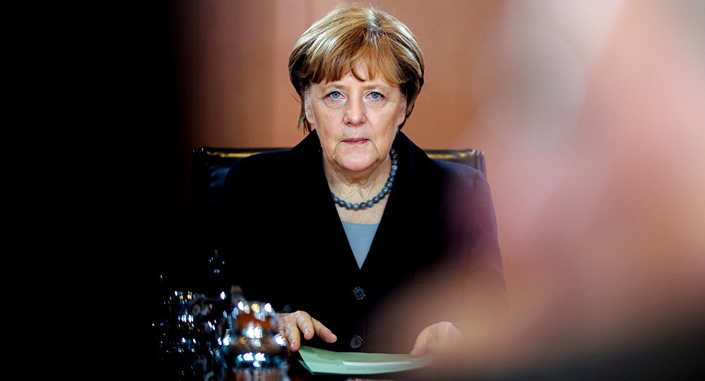 Немачки микробиолог Сухарит Багди Меркеловој: Хитно преиспитајте "рат" са Covid-19